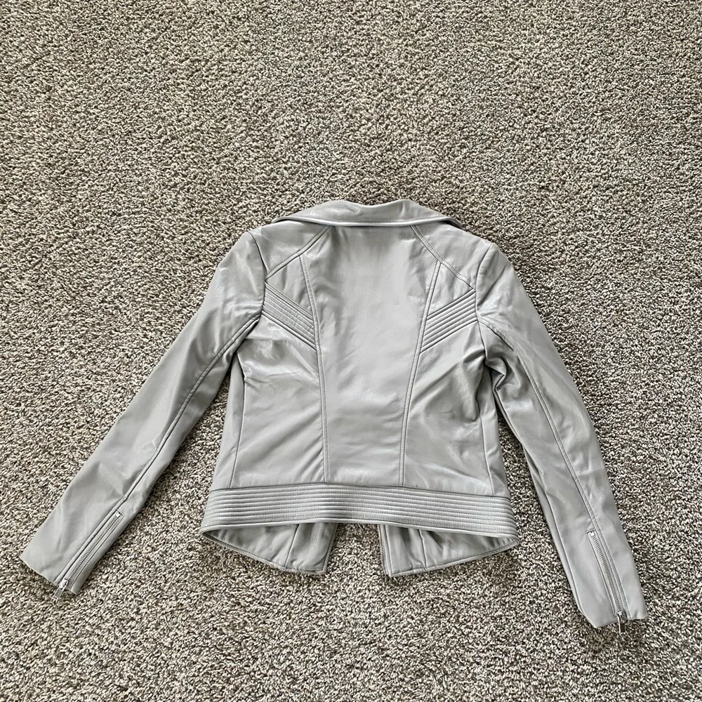 GUESS - Picture 5 of 5